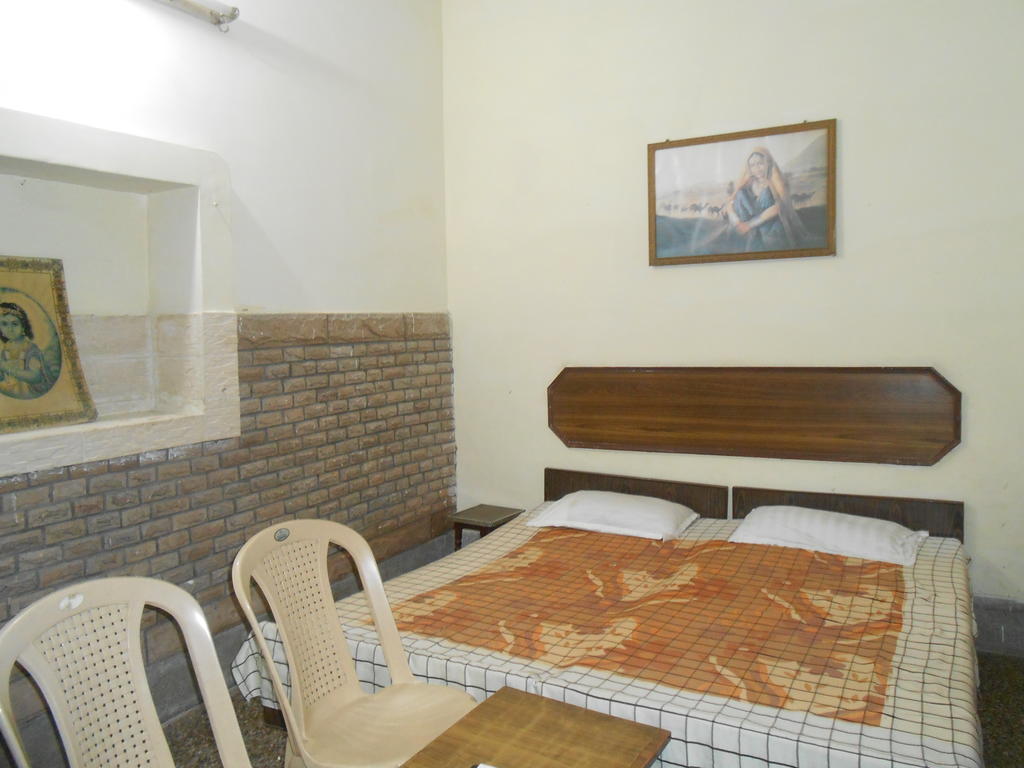 Gaurav Guest House Matura Quarto foto
